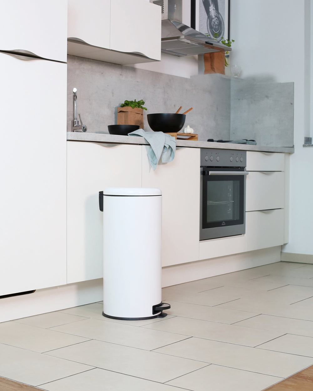 Wenko Pedal Bin Leman White Easy Close 20 Liter